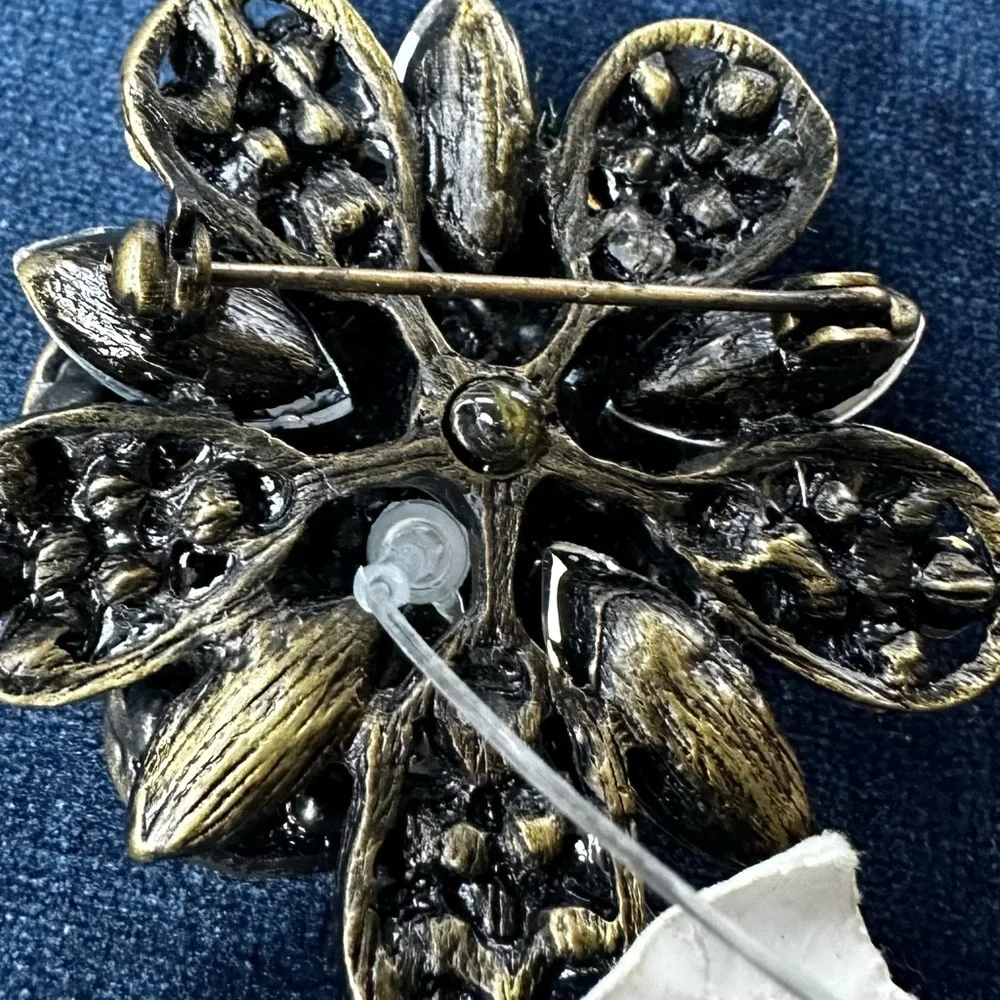 NWT Rose 3D Brooch with beautiful crystals
